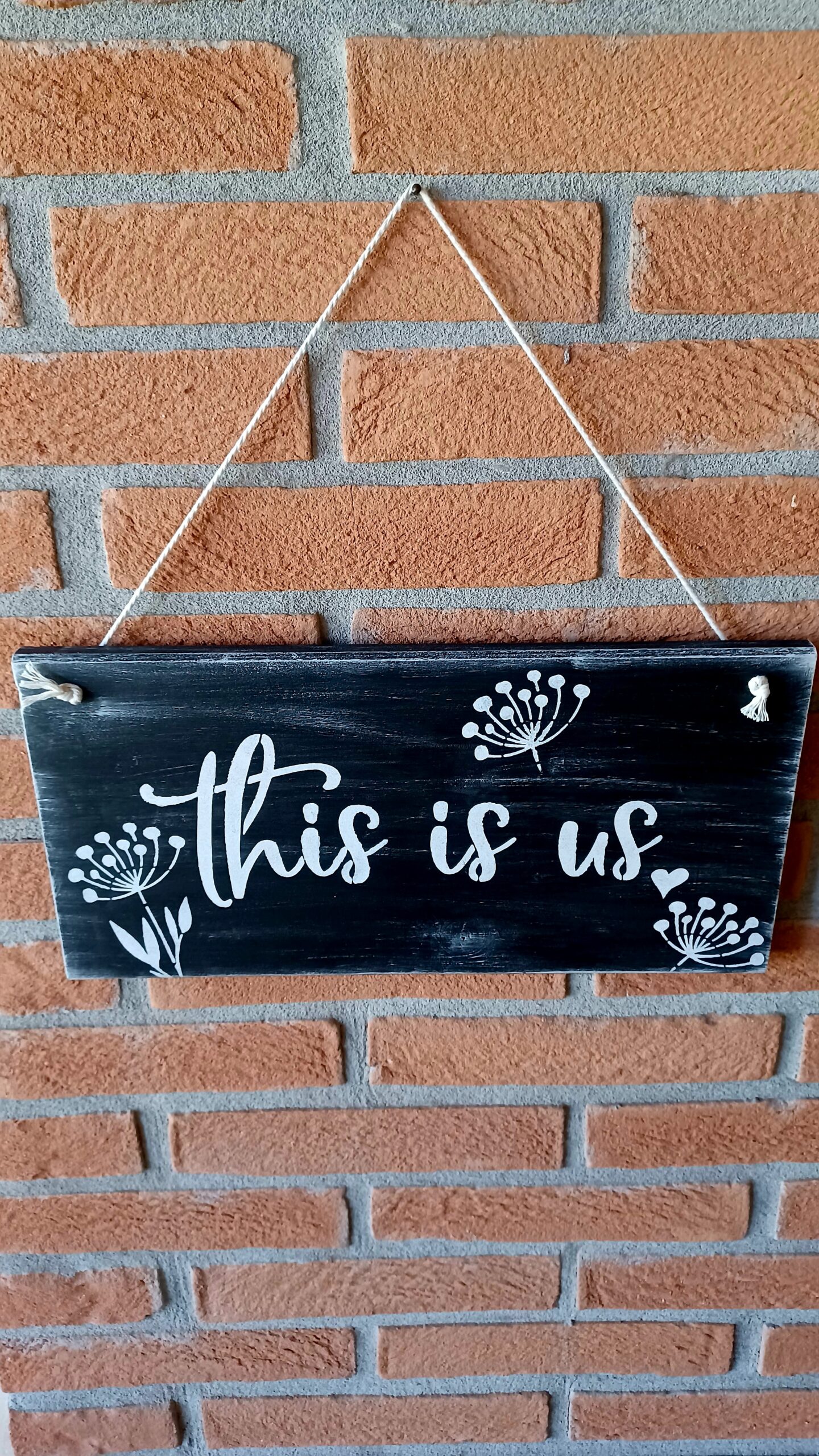 Targa in legno con scritta "This is Us" - immagine 2
